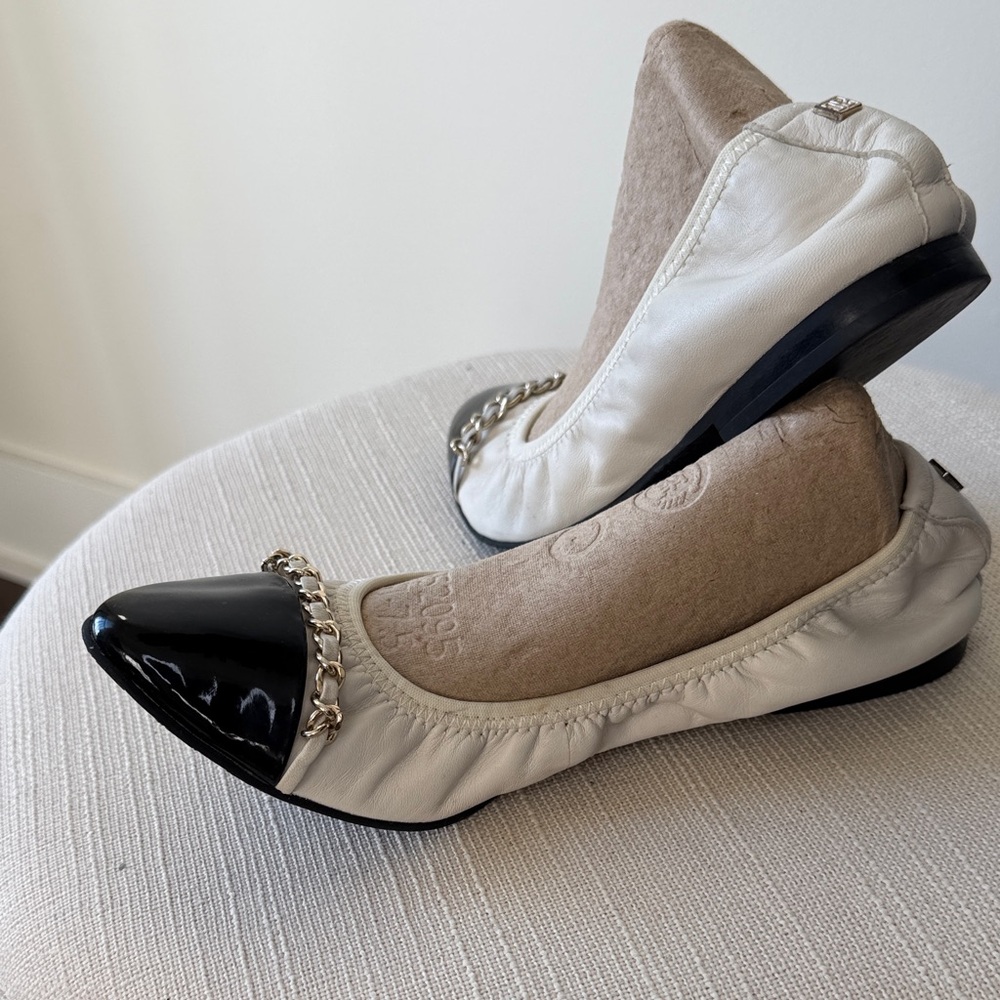 Ivanka Trump Black and White Flats with Chain Detail size 7 .0165